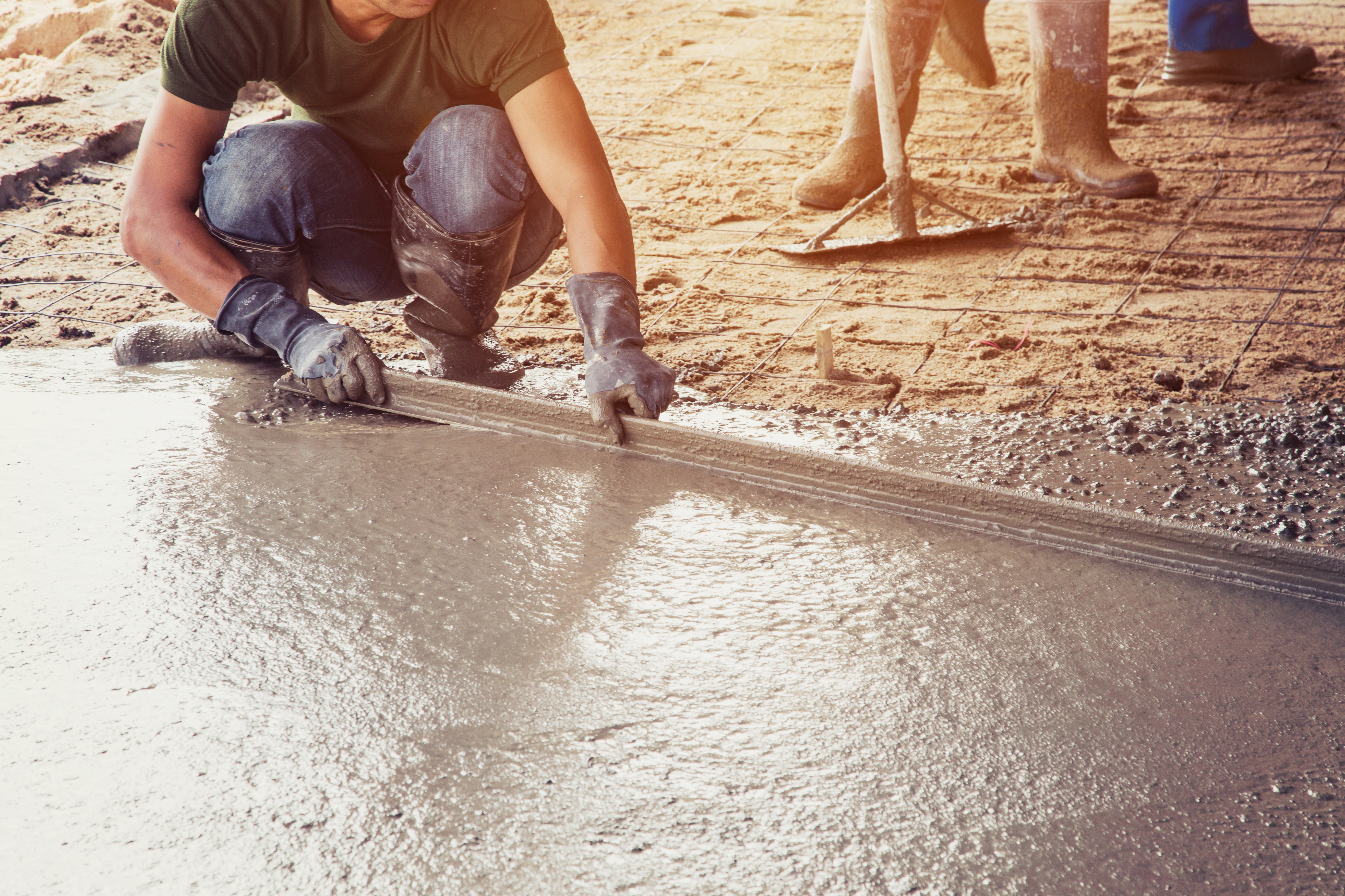 Plasterer screed concrete for floor in building